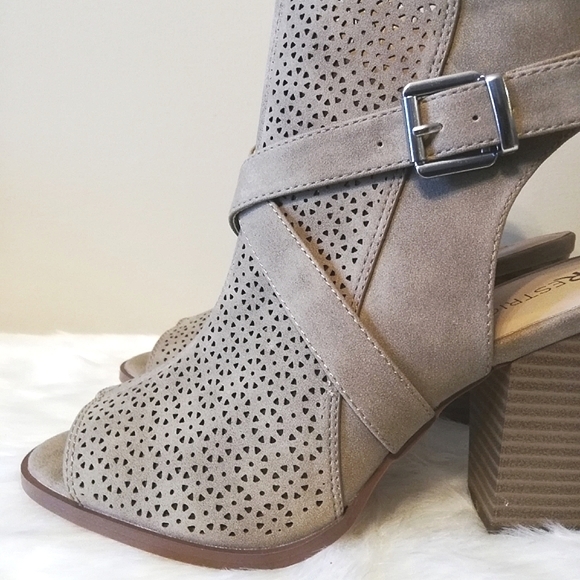 New NWOT Taupe Laser Open Toe Booties - Picture 3 of 10